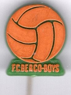 F.C. Berco Boys oranje op groen plastic speldje ( Z_178a), Ophalen of Verzenden, Zo goed als nieuw, Merk, Speldje of Pin