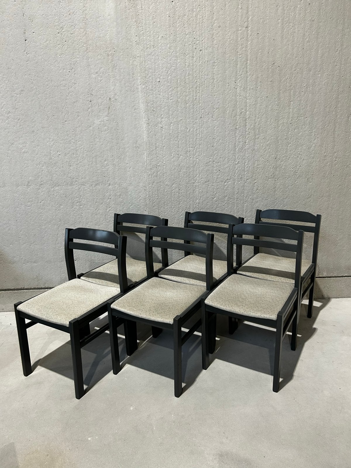 Set van 6 donkergrijze eetkamerstoelen met stoffen zitting, Gebruikt, Ophalen of Verzenden, Grijs, Vijf, Zes of meer stoelen
