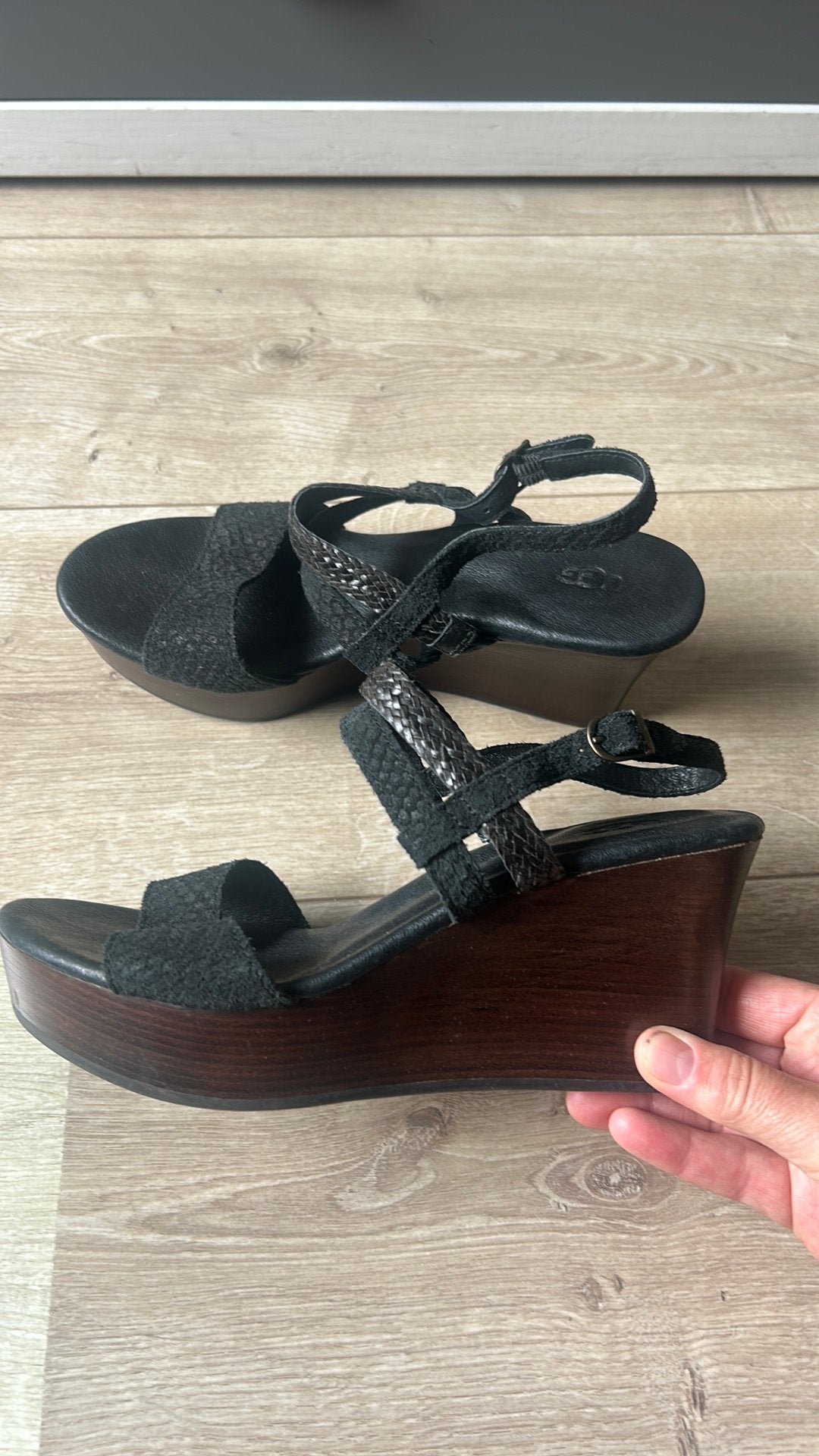 UGG sandalen zomer zwart leer maat 38 sleehak zgan, Kleding | Dames, Ophalen of Verzenden, Zo goed als nieuw, Zwart, Sandalen of Muiltjes