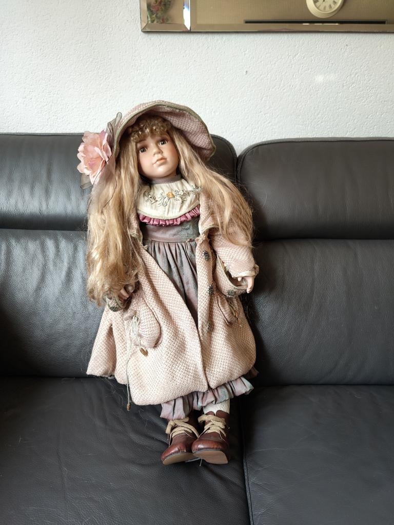 Mooie ouderwetse pop met mooie kleding, Ophalen, Zo goed als nieuw, Pop
