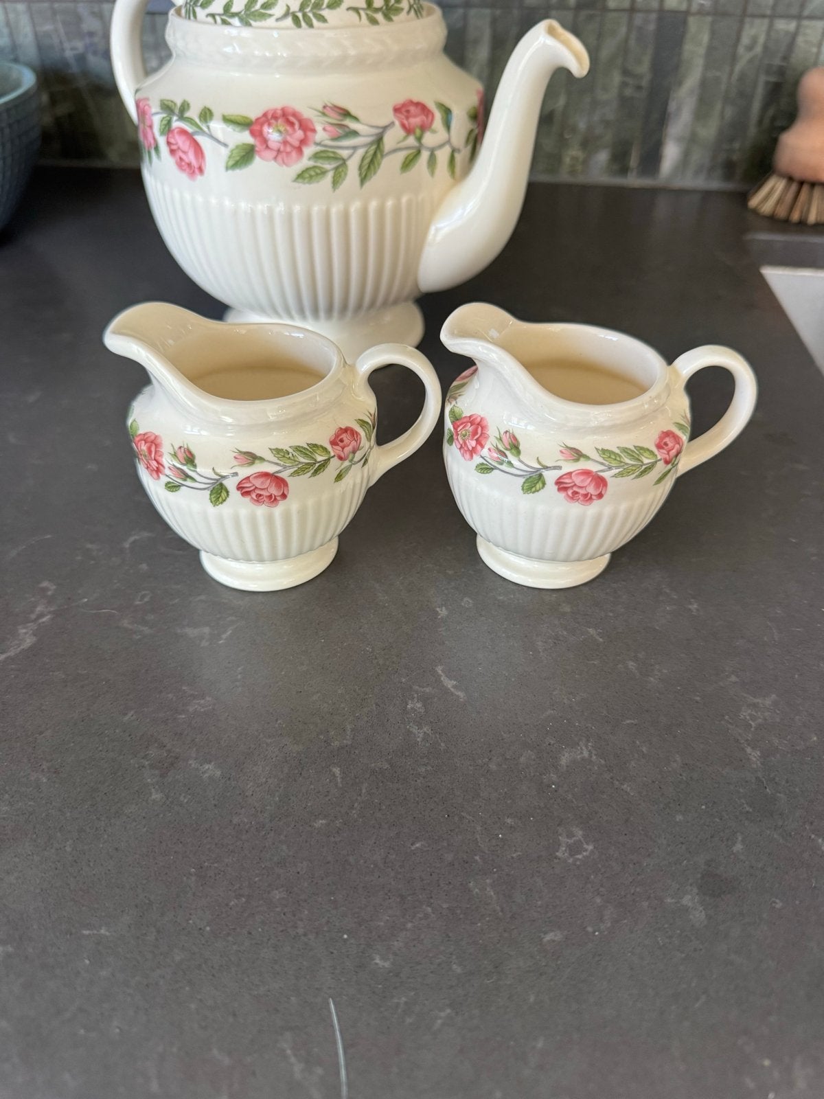 Wedgwood Rosalind Theepot met 2 melkkannetjes, Ophalen, Overige typen, Zo goed als nieuw, Wedgwood