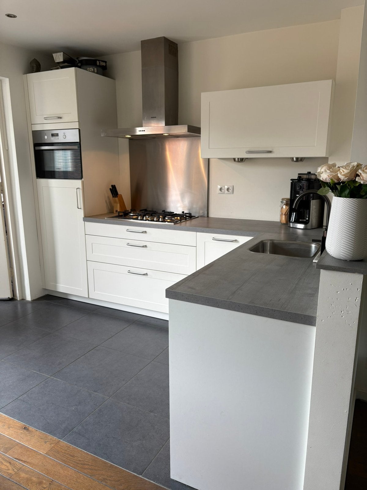Complete mat witte keuken (2016) incl. apparatuur, Ophalen, Zo goed als nieuw, Wit, Hoekkeuken