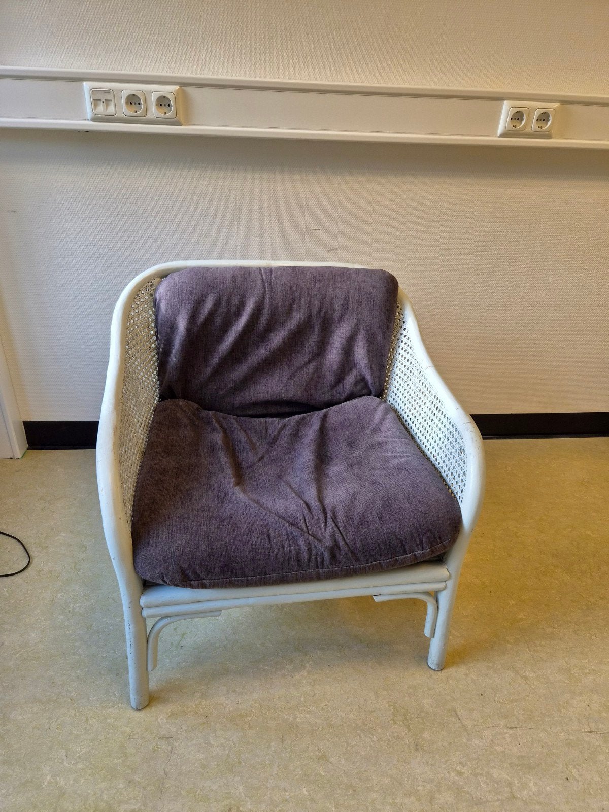 Comfortabele rieten stoel met kussen, Huis en Inrichting, Stoelen, Ophalen, Gebruikt, Wit, Stof