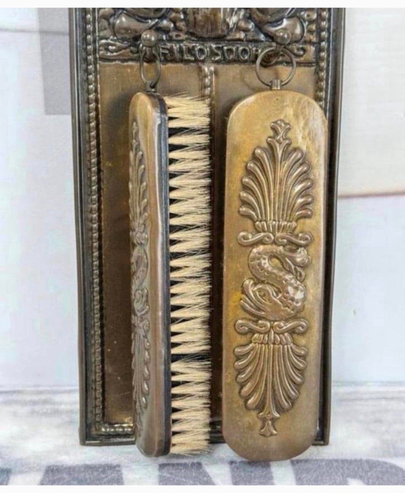 Antiek 1920-1930 borstelrek Volendam Latoen koper borstels, Antiek en Kunst, Ophalen of Verzenden