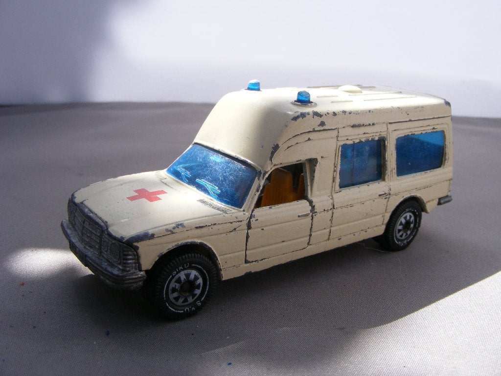 Mercedes Benz ambulance krankenwagen  SIKU 1613 3 inch, Ophalen of Verzenden, Gebruikt, Auto