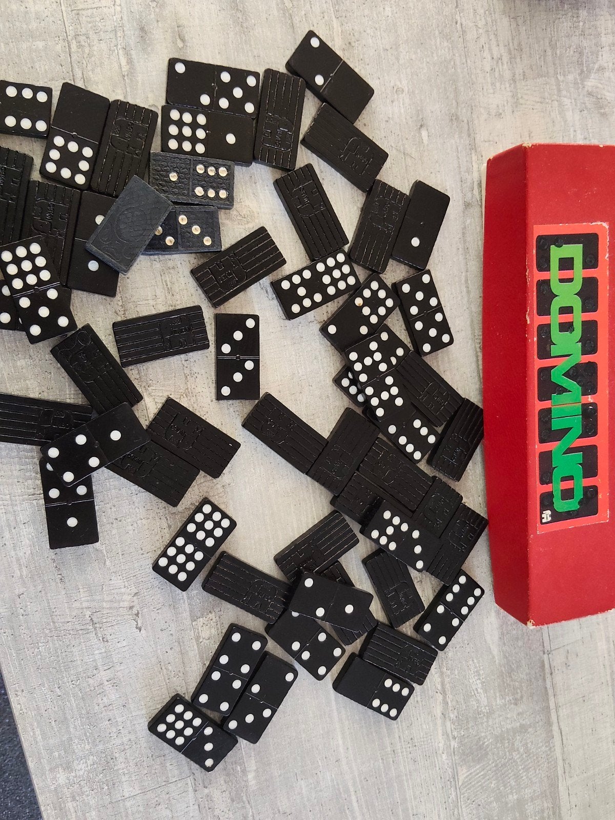 Vintage (Jumbo) Domino spel met rode doos, Drie of vier spelers, Ophalen of Verzenden, Gebruikt, Jumbo