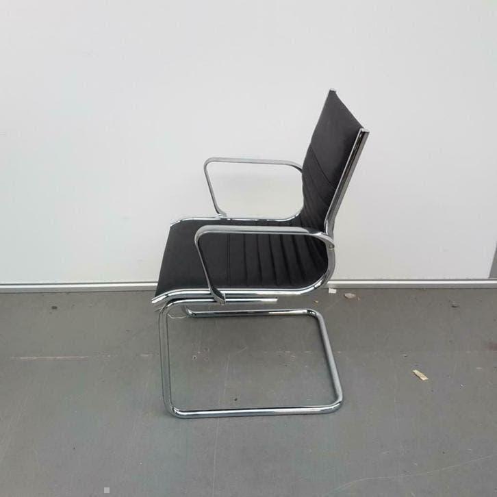 Vergaderstoel met zwarte skai (is beschadigd), Ophalen, Gebruikt, Zwart, Vijf, Zes of meer stoelen