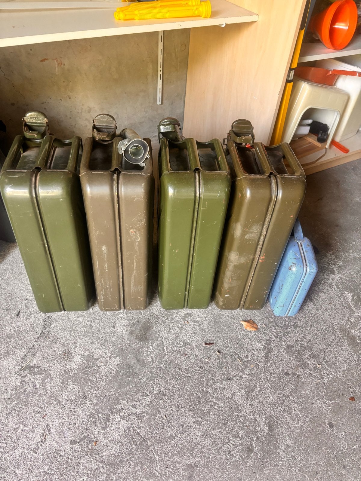 4 Metalen Jerrycans (20L) met Schenktuit + Gratis Jerrycan, Ophalen