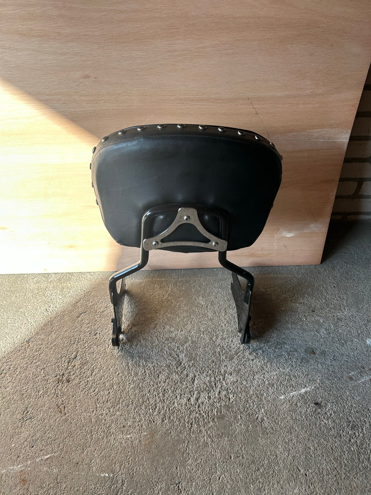 Harley  afneembare rugleuning/sissybar - Zwart, met studs, Motoren, Ophalen of Verzenden, Gebruikt