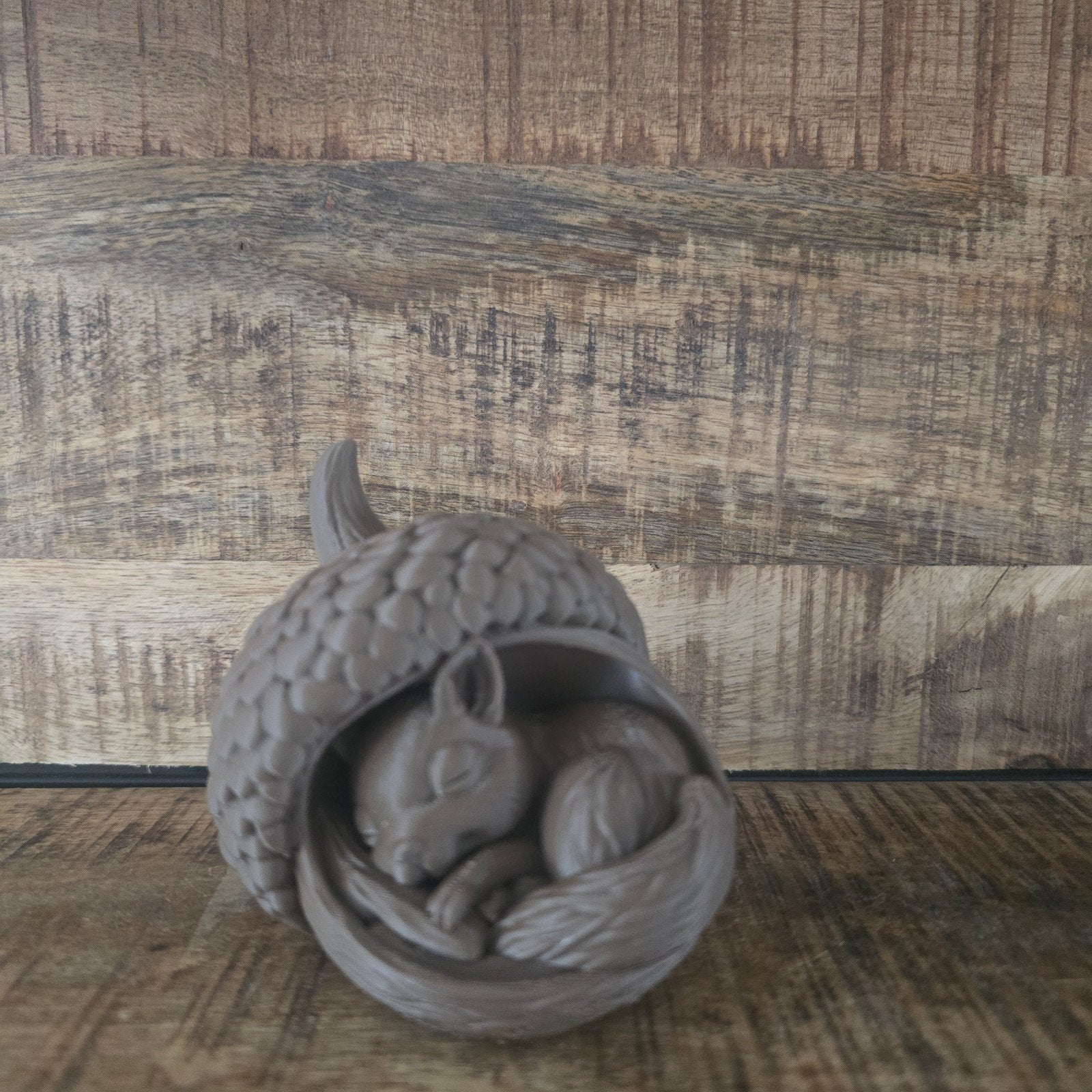 Slapend eekhoorntje in eikel - Decoratiebeeldje, Ophalen of Verzenden, Grijs, Steen/keramiek, Landelijk