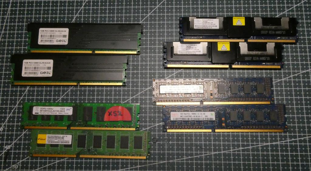 Set van 8 1 Gb Ram Memory Modules DD2 & DDR3 240 Pins, DDR3, Ophalen of Verzenden, Desktop, Gebruikt