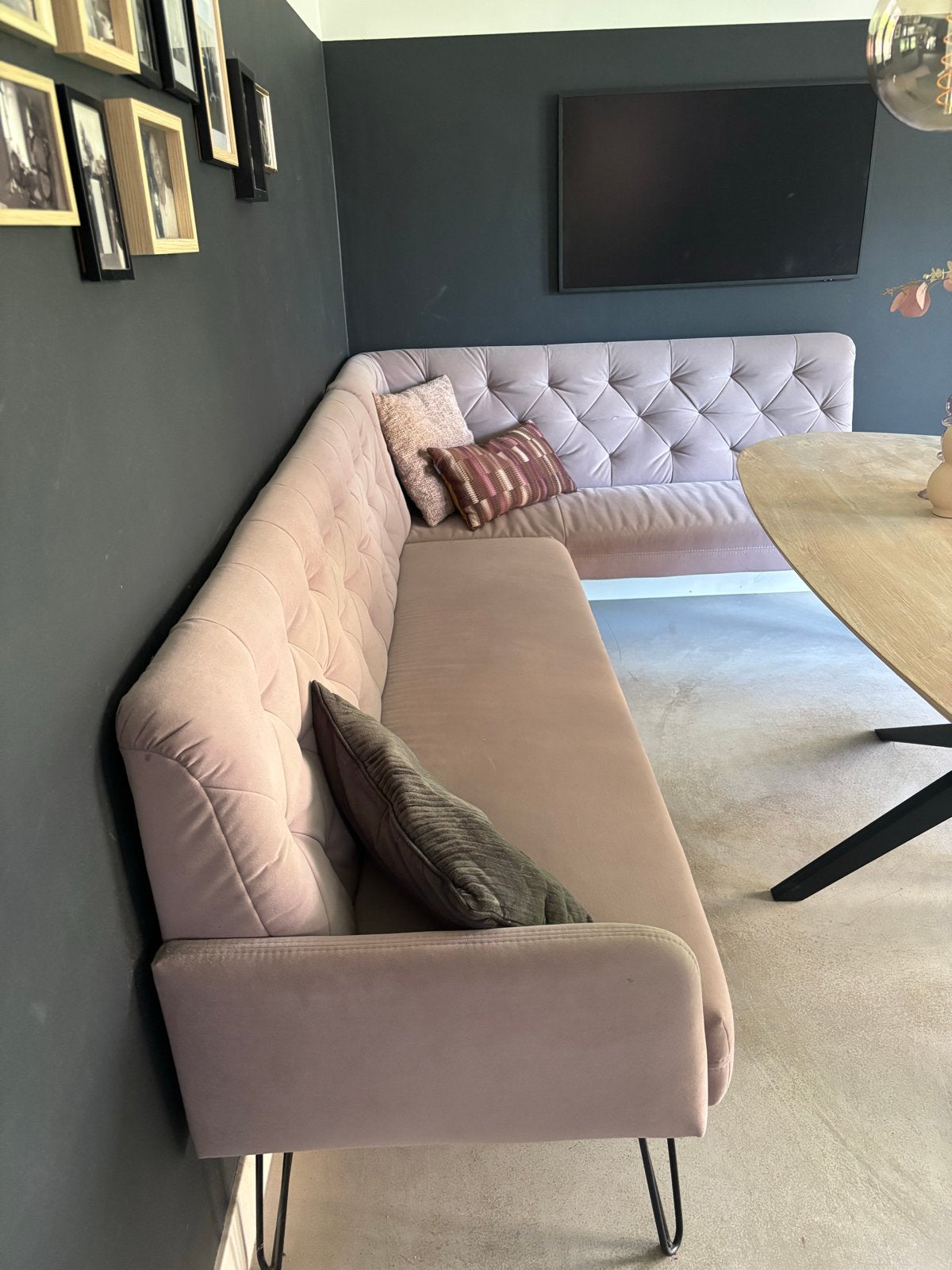 L-vormige eetbank in roze velours met zwarte poten, Huis en Inrichting, Ophalen, Zo goed als nieuw, Stof