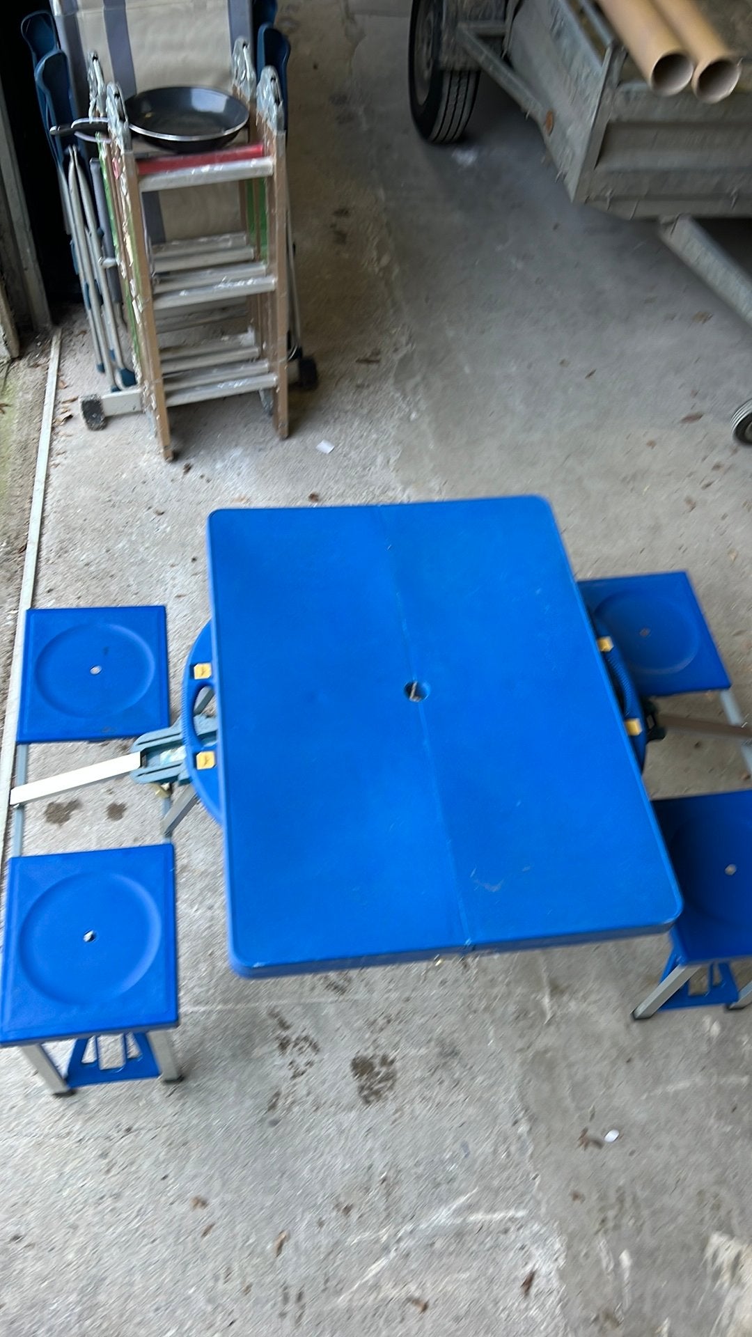 Blauwe picknick tafel gebruikt, Tuin en Terras, Ophalen, Overige materialen, Zo goed als nieuw, Inklapbaar