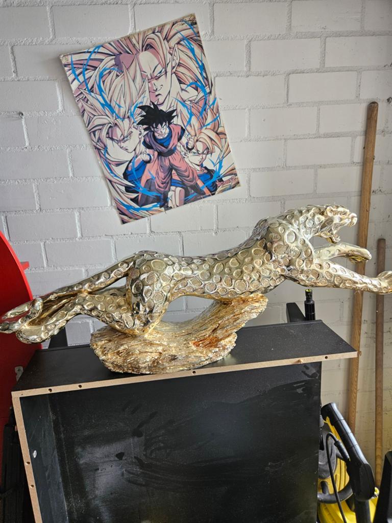 Beeld jachtluipaard cheeta, verkleurd door de zon, Ophalen