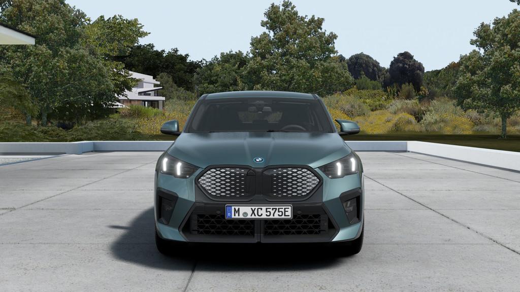BMW iX2 eDrive20 M Sport / Sportstoelen / Achteruitrijcamera, Auto's, BMW, IX2, Zwart, Leder, Nieuw