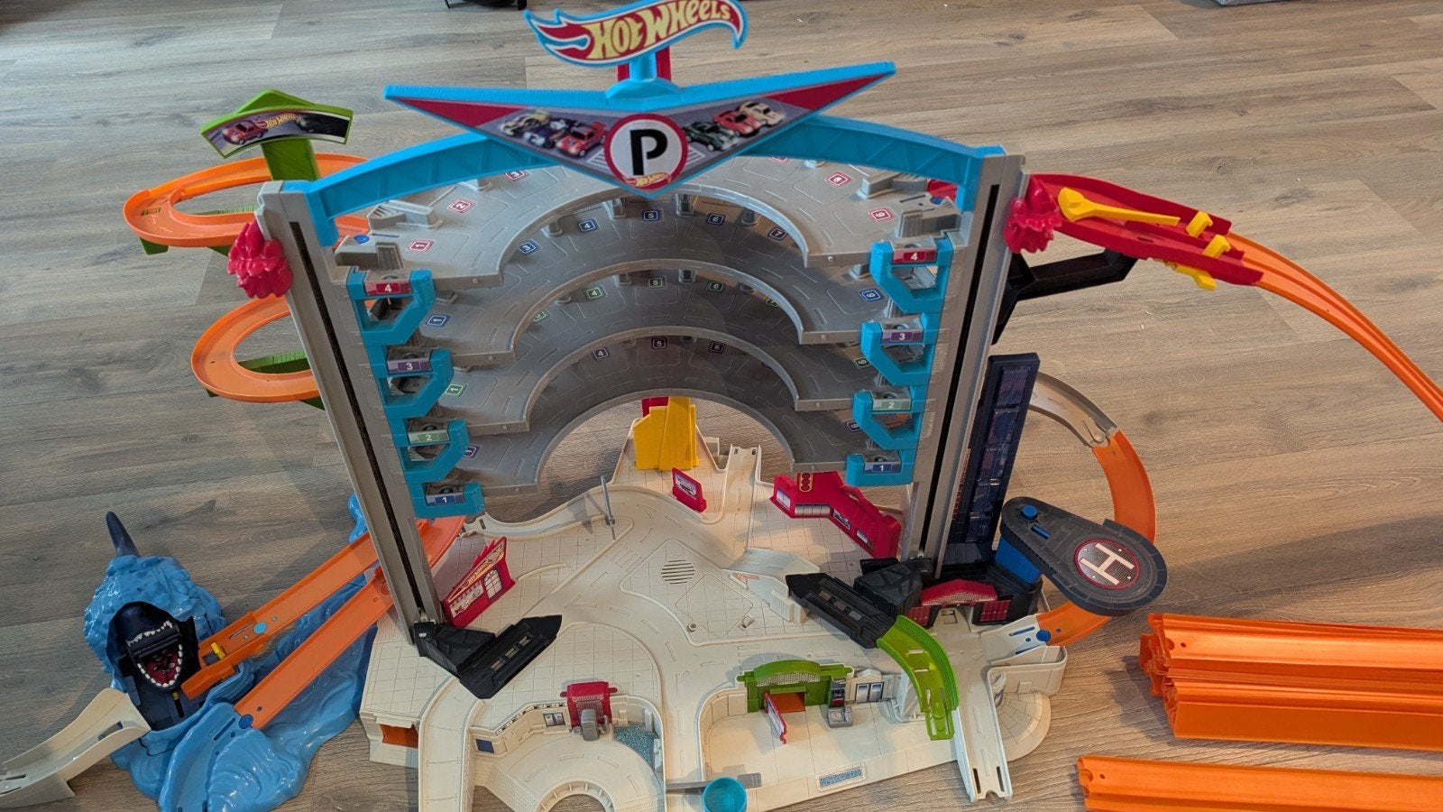 Hot Wheels garage met extra's, Kinderen en Baby's, Speelgoed | Racebanen, Ophalen, Hot Wheels, Handmatig, Met looping