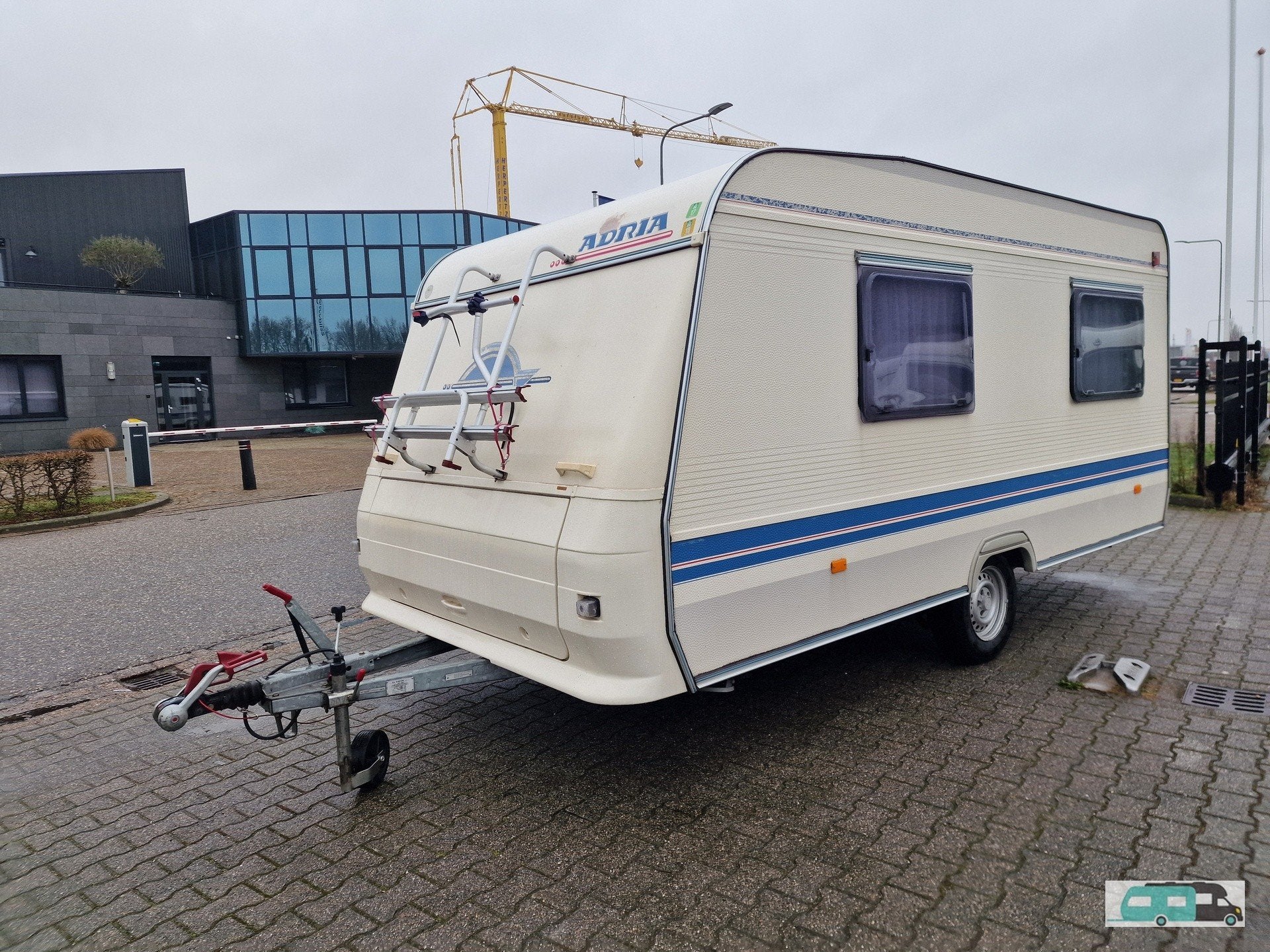 Adria unica 432PX (bj 2002), Caravans en Kamperen, Bedrijf, Adria, 5 tot 6 meter, Kachel