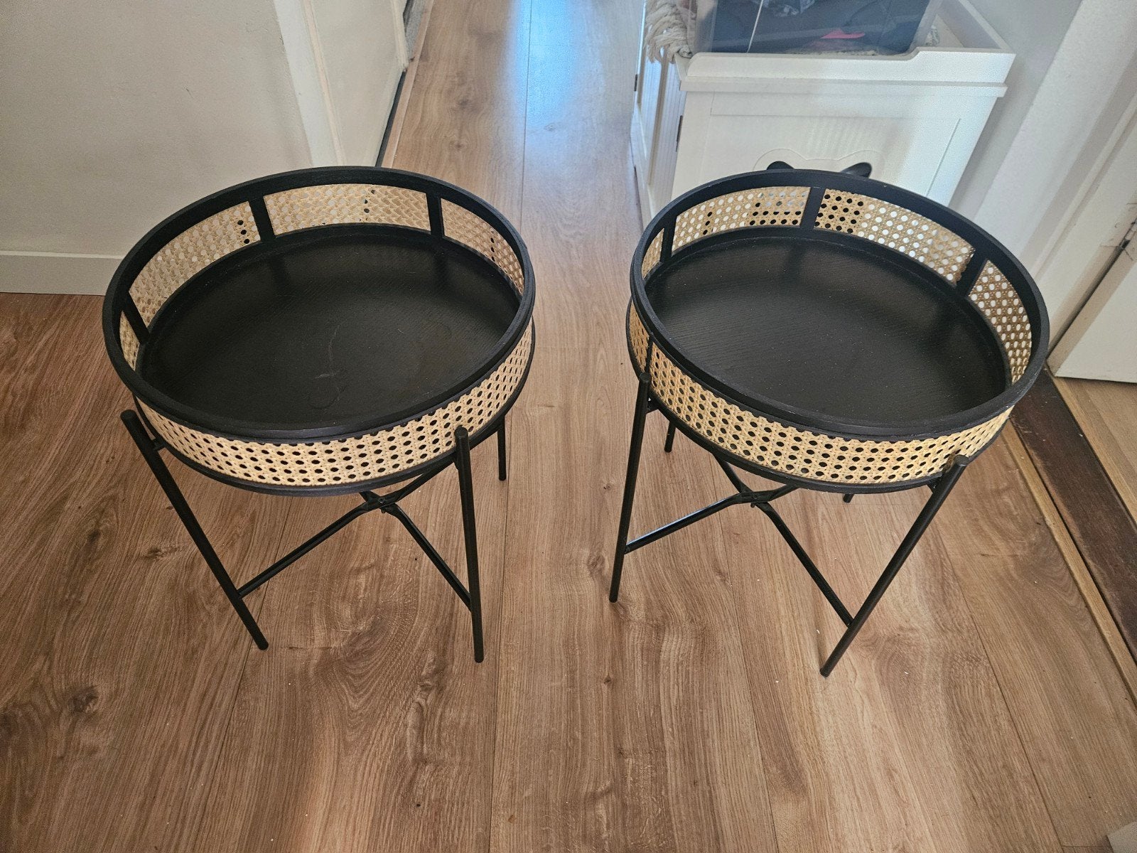2 Bijzettafeltjes Zwart met Rotan, Huis en Inrichting, Tafels | Bijzettafels, Minder dan 55 cm, Rond, Zo goed als nieuw, Ophalen