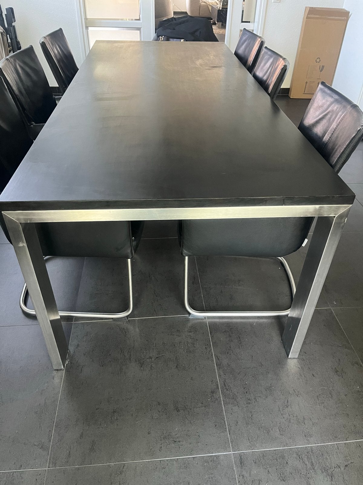 Moderne eettafel met metalen onderstel en zwart blad, Ophalen, Gebruikt, 200 cm of meer, 50 tot 100 cm