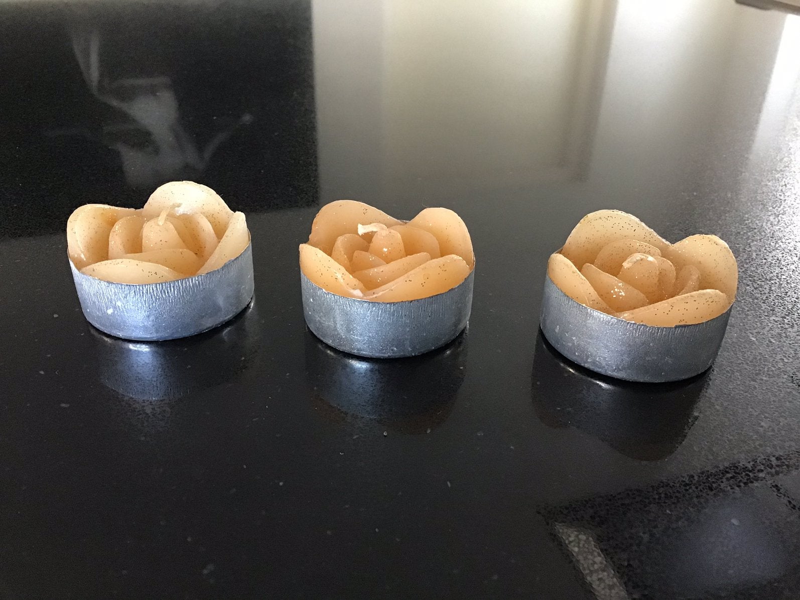 Drie rozenvormige waxinelichtjes / theelichtjes. Nieuw., Verzenden, Nieuw, Oranje, Overige typen
