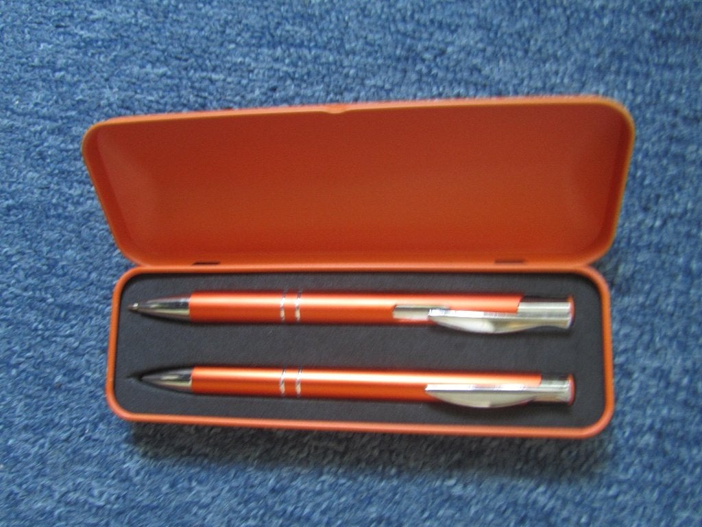 Pennenset ING in doosje(blik), als nieuw, Verzamelen, Pennenverzamelingen, Overige merken, Pennenset, Met doosje, Ophalen of Verzenden