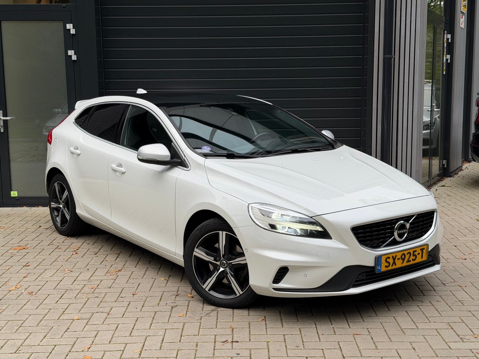 Volvo V40 2.0 T4 Business Sport (bj 2018), Auto's, Gebruikt, Euro 6, Wit, Bedrijf