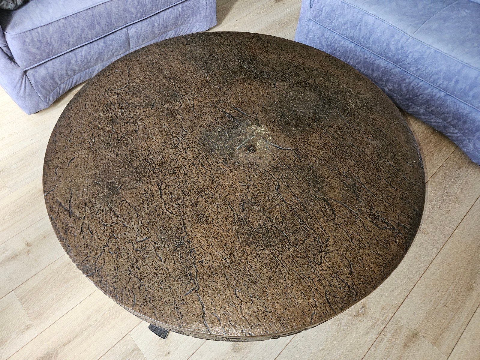 Unieke salontafel met reliëf en smeedijzeren onderst, Ophalen