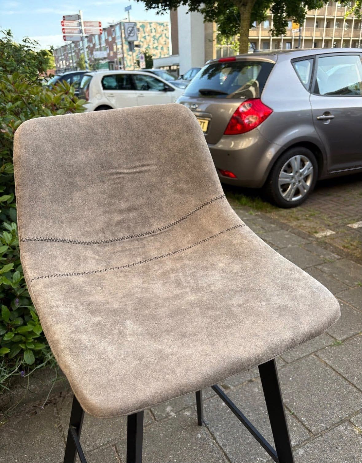 Set van 4 barkrukken - Grijs met zwart metalen onderstel, Ophalen, Gebruikt, Met voetsteun, 60 tot 90 cm