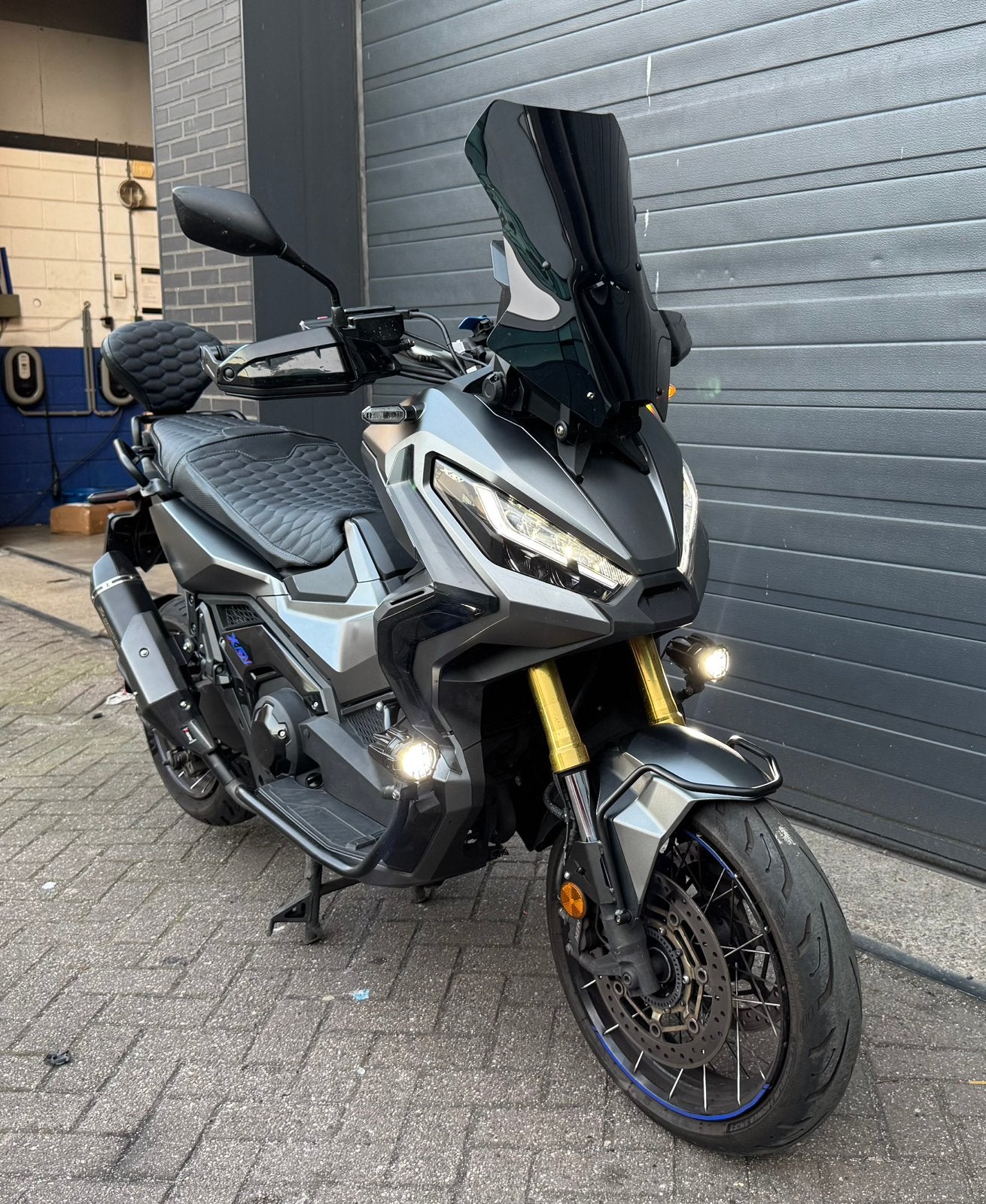 Honda X-ADV 750 2022 custom 35KW Akrapovic Mat Grey, Motoren, Motoren | Honda, Bedrijf, Scooter, 12 t/m 35 kW, Minimaal motorrijbewijs A2