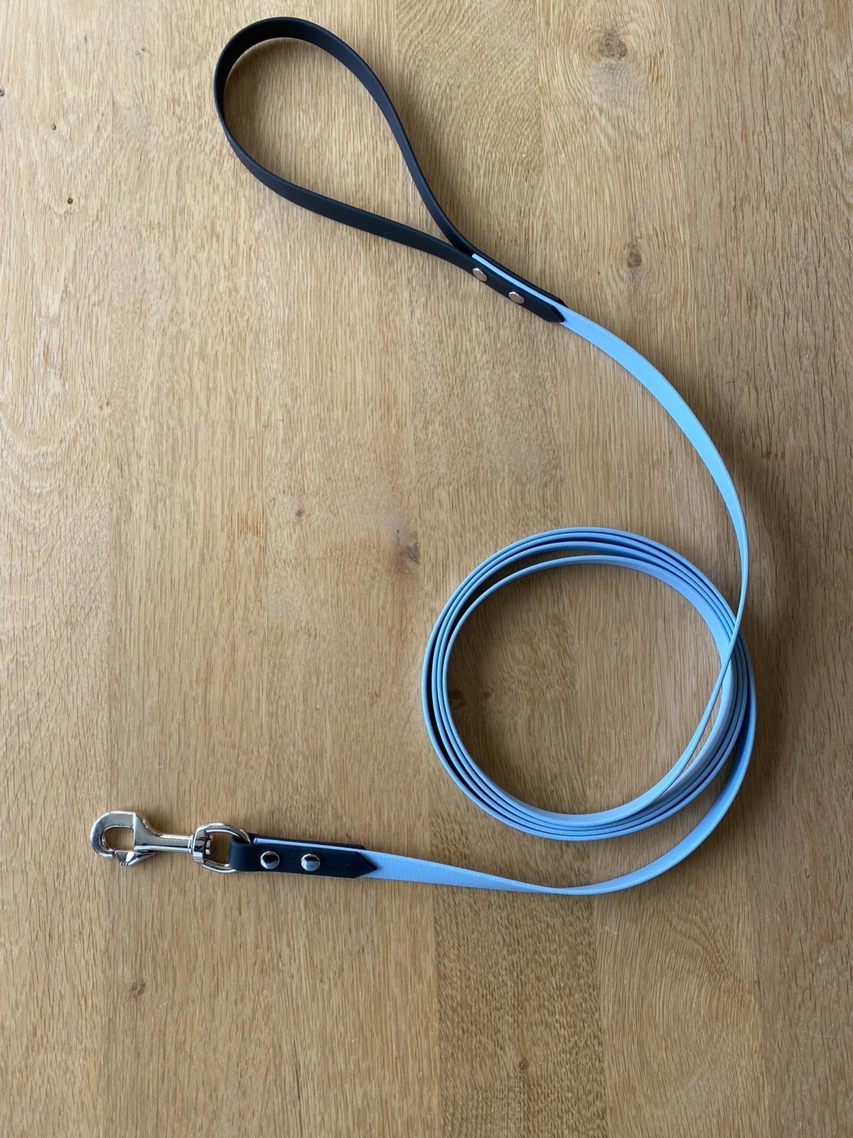 Nieuw: biothane hondenriem 3m babyblauw zwart, Ophalen of Verzenden, Nieuw, Hondenriem