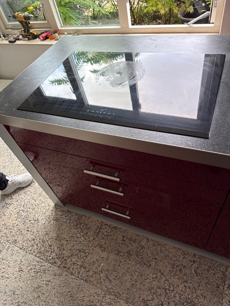Foto 6 van Moderne rode keuken met kookeiland en diverse apparatuur