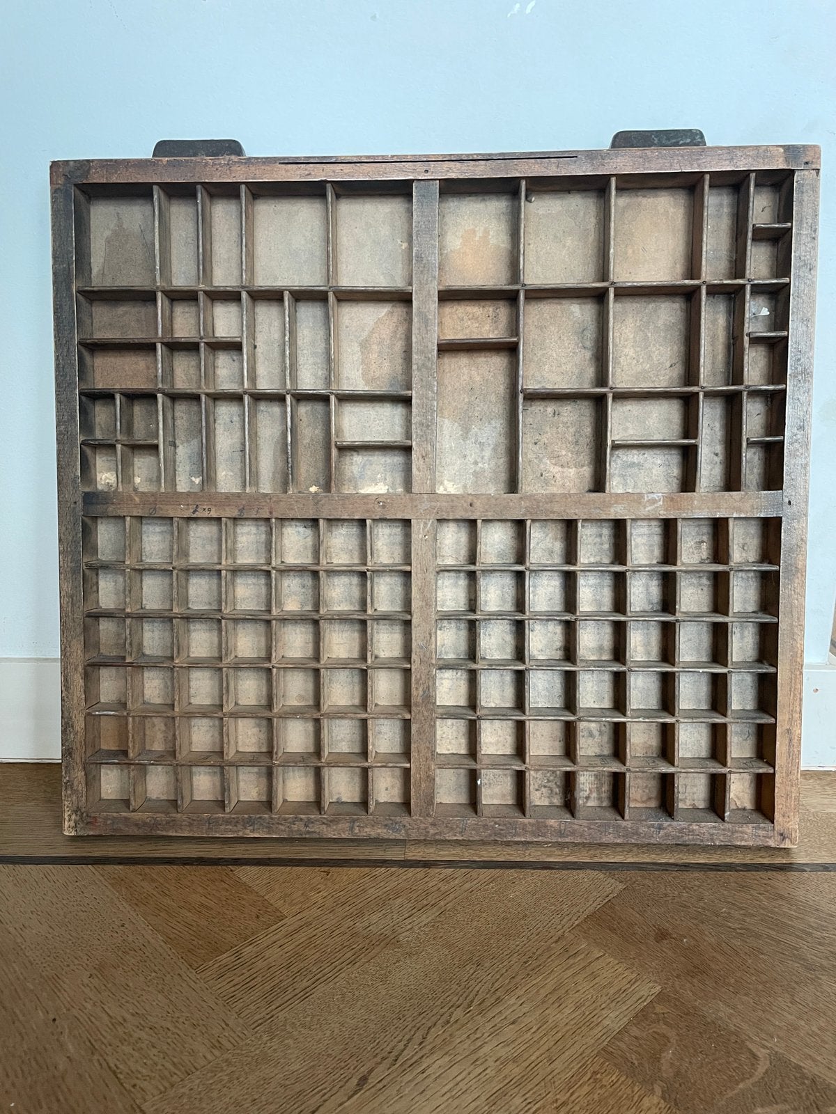 Originele houten letterbak met ijzeren grepen, Minder dan 50 cm, Gebruikt, 1 of 2 laden, Eikenhout