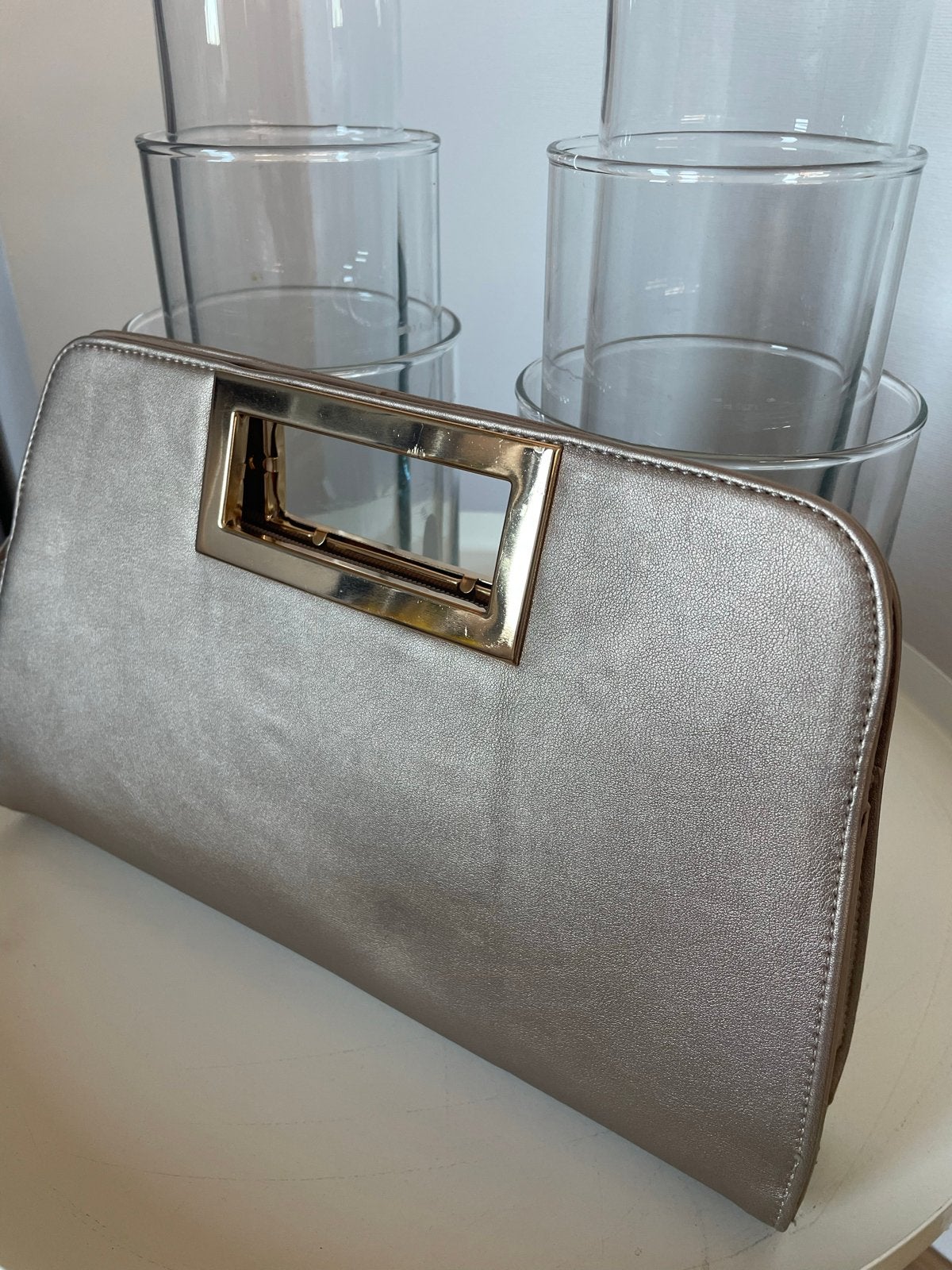Elegante licht goudkleurige clutch met gouden accenten, Ophalen of Verzenden, Nieuw, Overige kleuren, Avondtasje