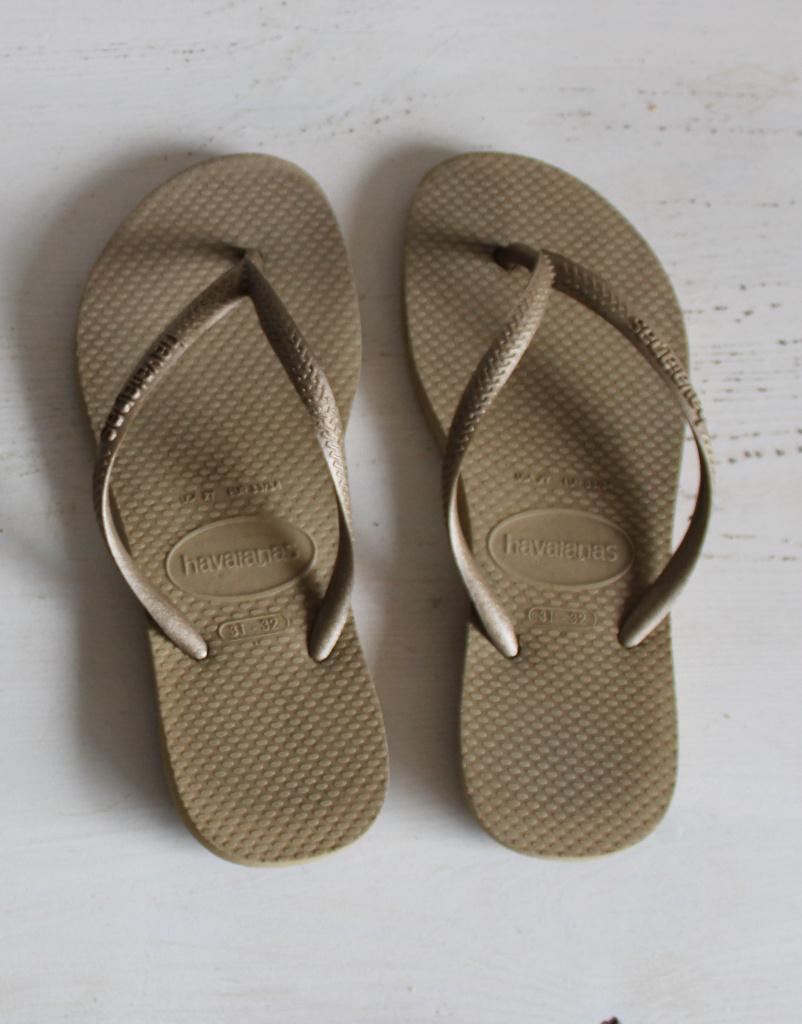 Havaianas slippers BRA 31/32 EU 33/34, Kinderen en Baby's, Kinderkleding | Schoenen en Sokken, Gebruikt, Meisje, Schoenen, Ophalen of Verzenden