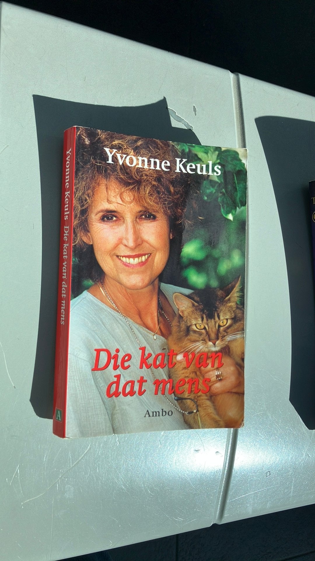 Yvonne Keuls - Die kat van dat mens (Boek), Ophalen of Verzenden, Gelezen, Nederland