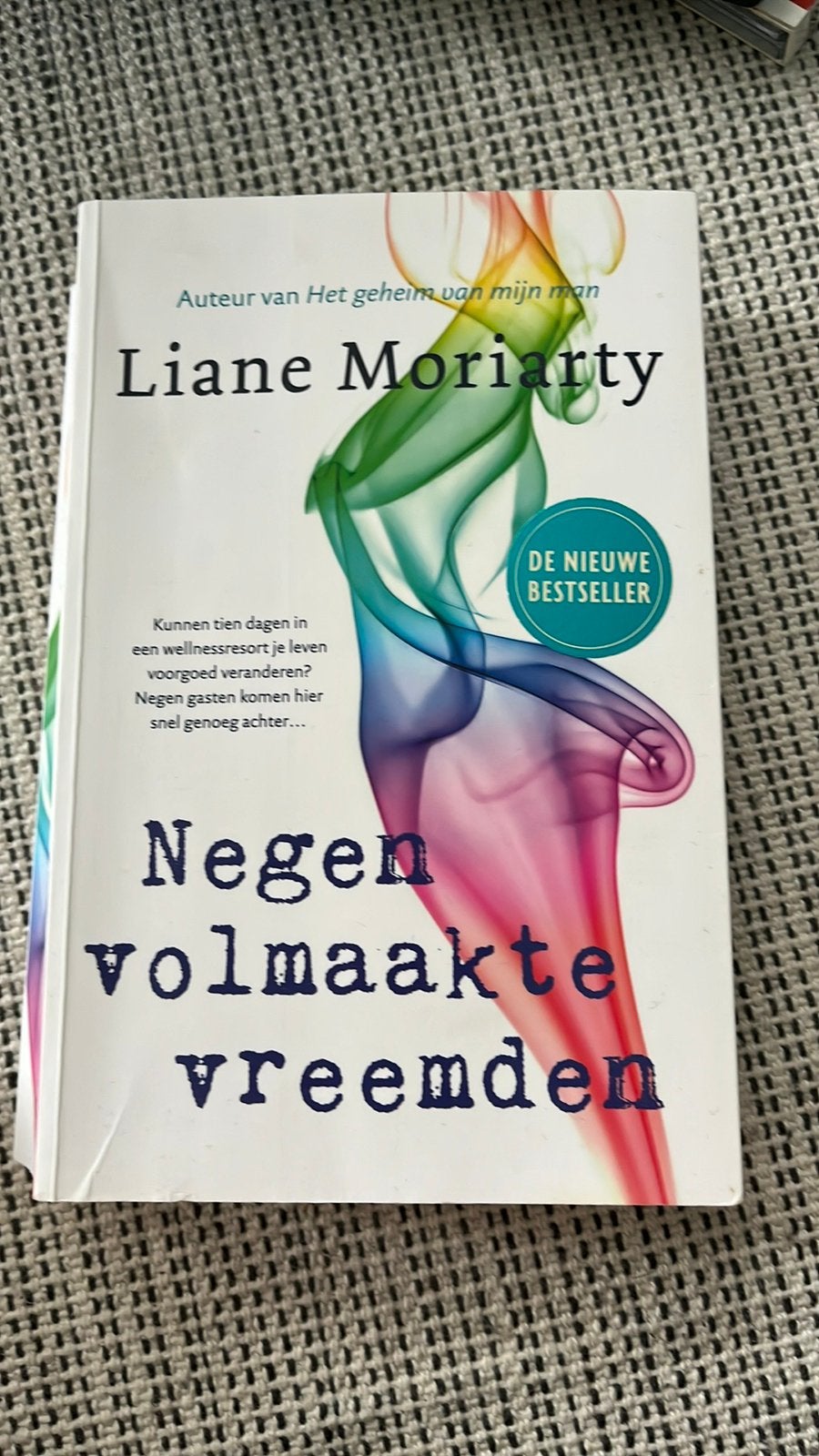 Boek Negen volmaakte vreemden te koop, Ophalen of Verzenden, Gelezen