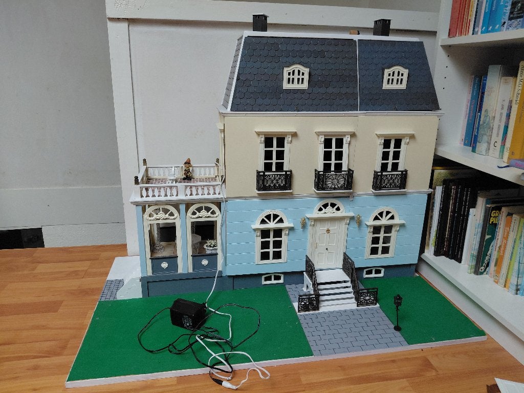 Poppenhuis met verlichting & meubilair - klein herstel nodig, Ophalen, Gebruikt, Poppenhuis
