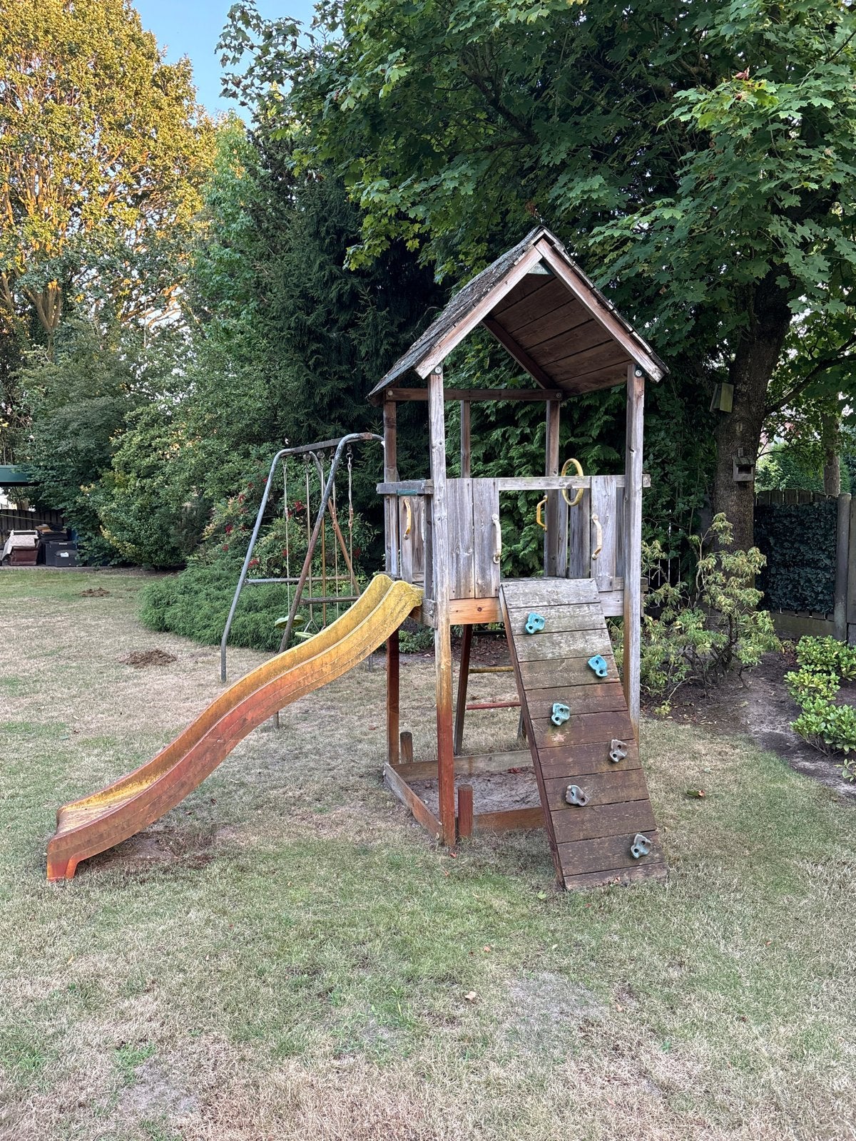 Houten speelhuisje met glijbaan en klimwand, Ophalen, Gebruikt, Hout