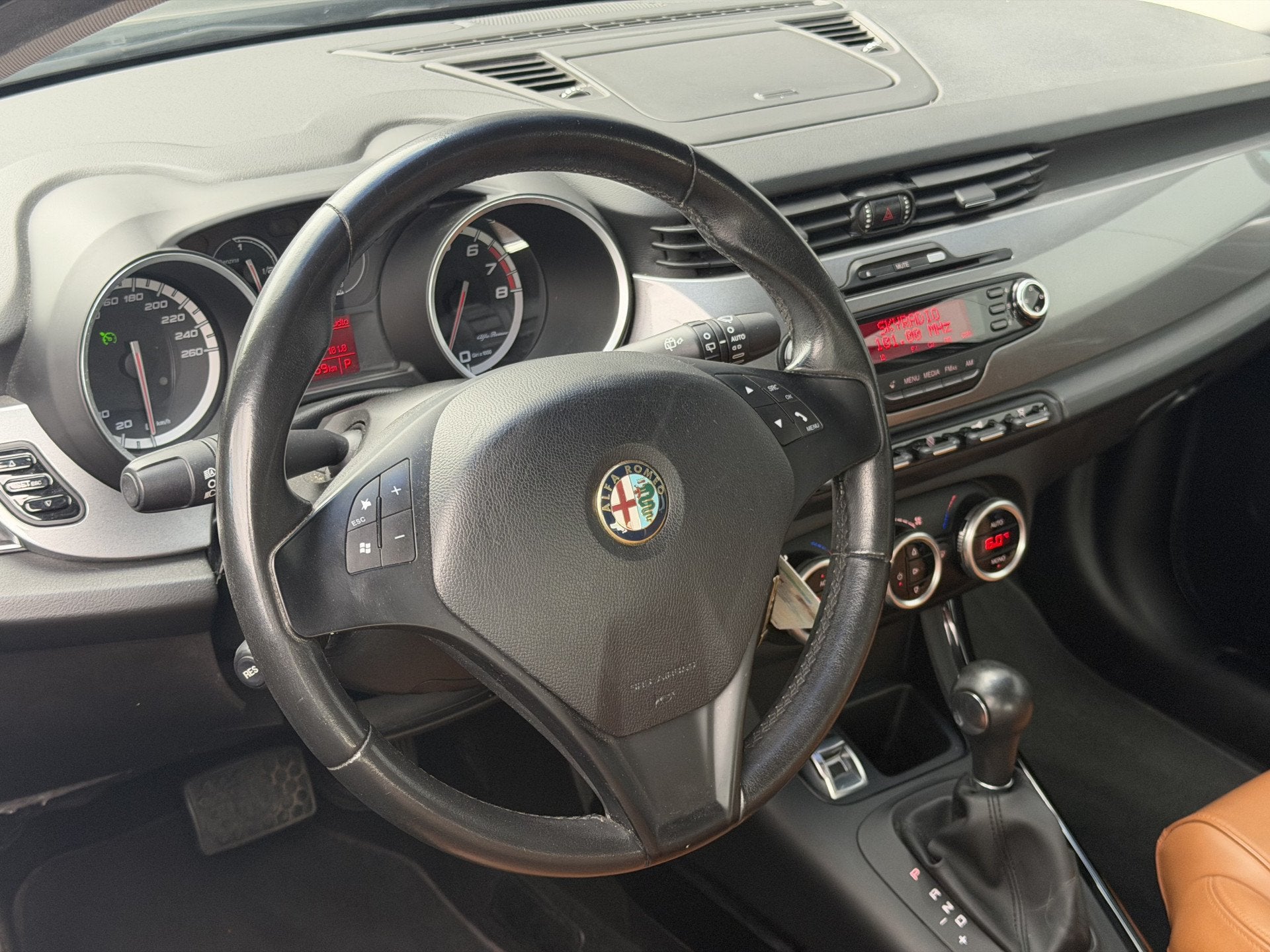 Alfa Romeo Giulietta 1.4 T Distinctive | Nieuwe APK | Leder, Auto's, 4 cilinders, Leder, 19 km/l, 500 kg