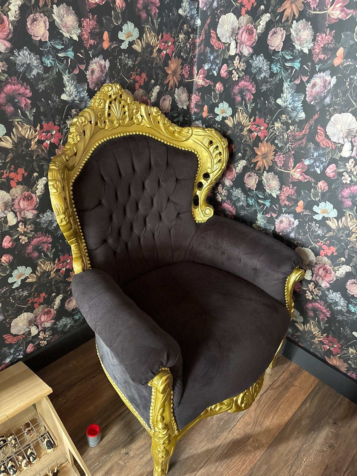 Brocante stoel met goudkleurig houtsnijwerk en fluweel, Huis en Inrichting, Stoelen, Ophalen