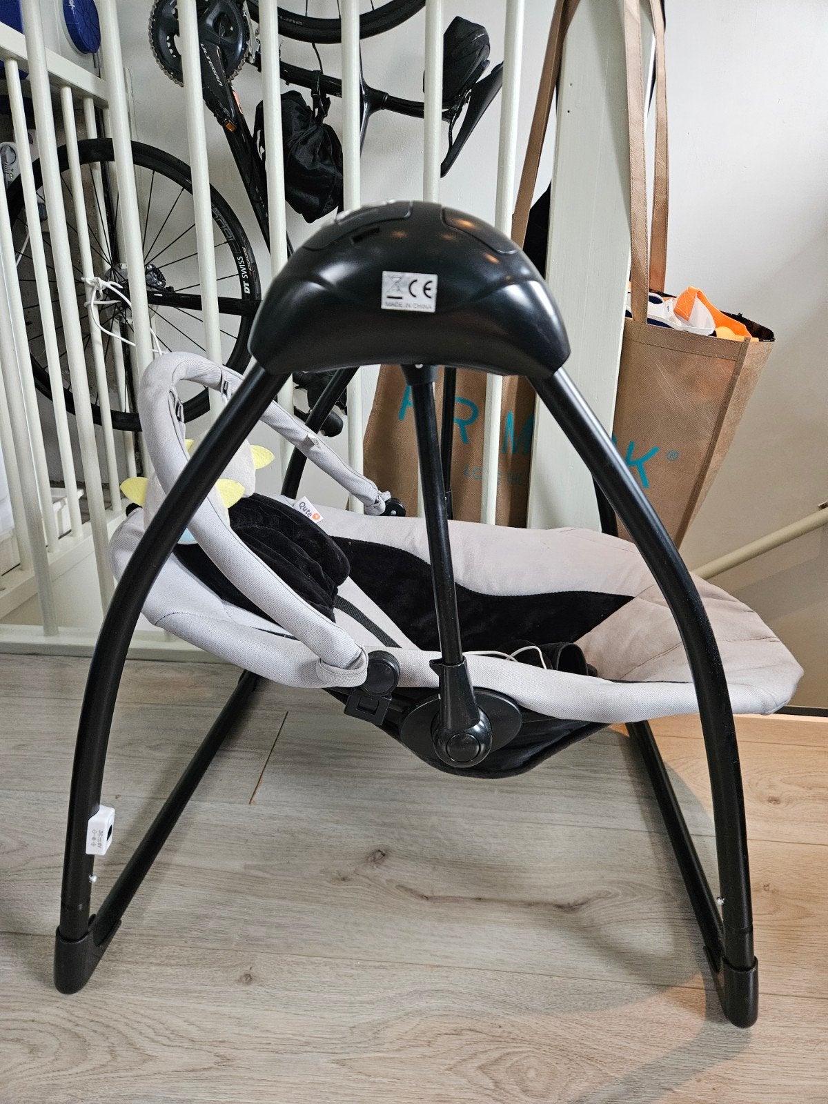 Qute Schommelstoel Q-Swing Softgrey Uil / Zwart Frame, Ophalen, Zo goed als nieuw