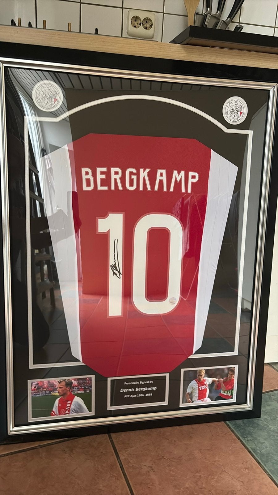 Ingelijst gesigneerd Dennis Bergkamp Ajax shirt, Ophalen, Zo goed als nieuw, Ajax, Shirt