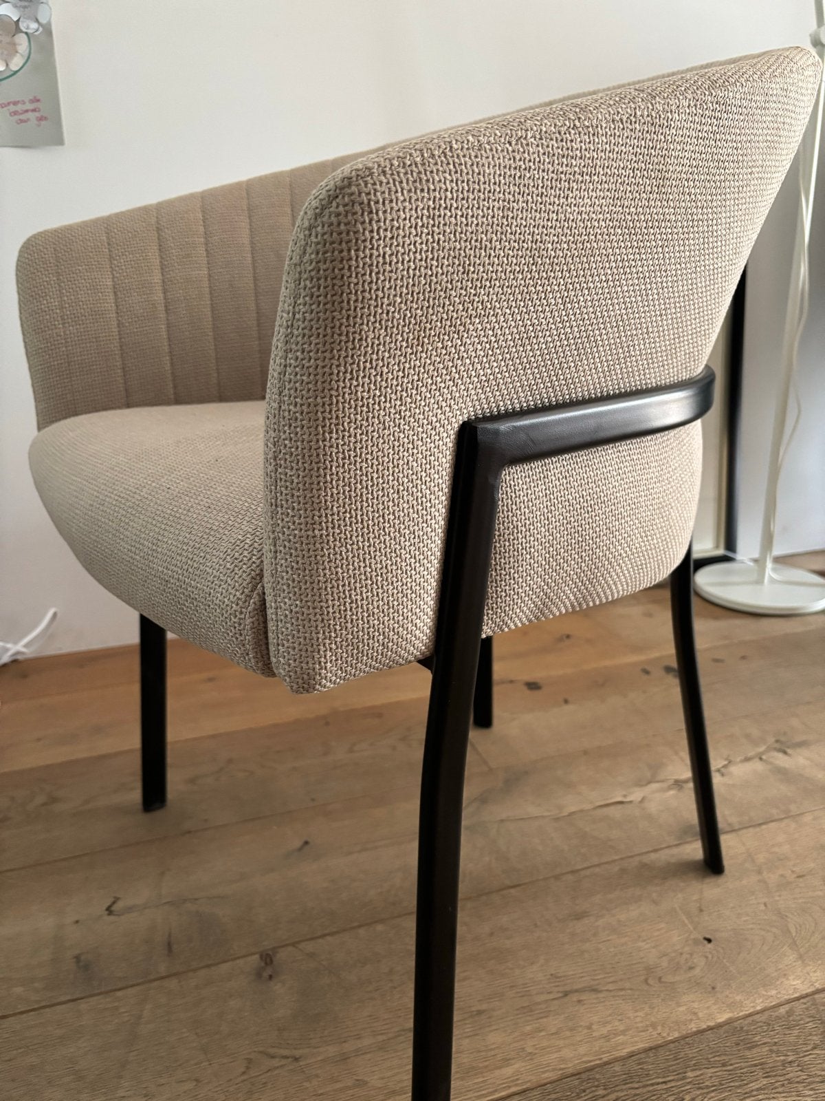Stijlvolle beige stoel met zwart metalen frame, Ophalen, Twee, Overige kleuren, Zo goed als nieuw