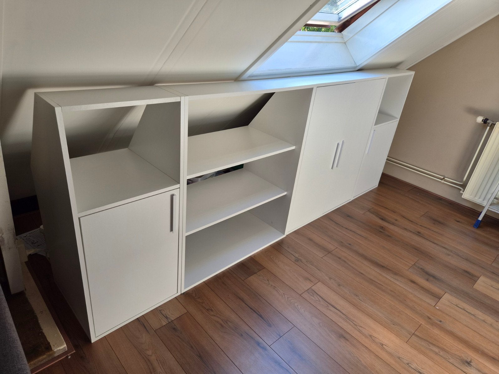 Witte zolderkast schuine wand, 100 tot 150 cm, Ophalen of Verzenden, Zo goed als nieuw, 200 cm of meer