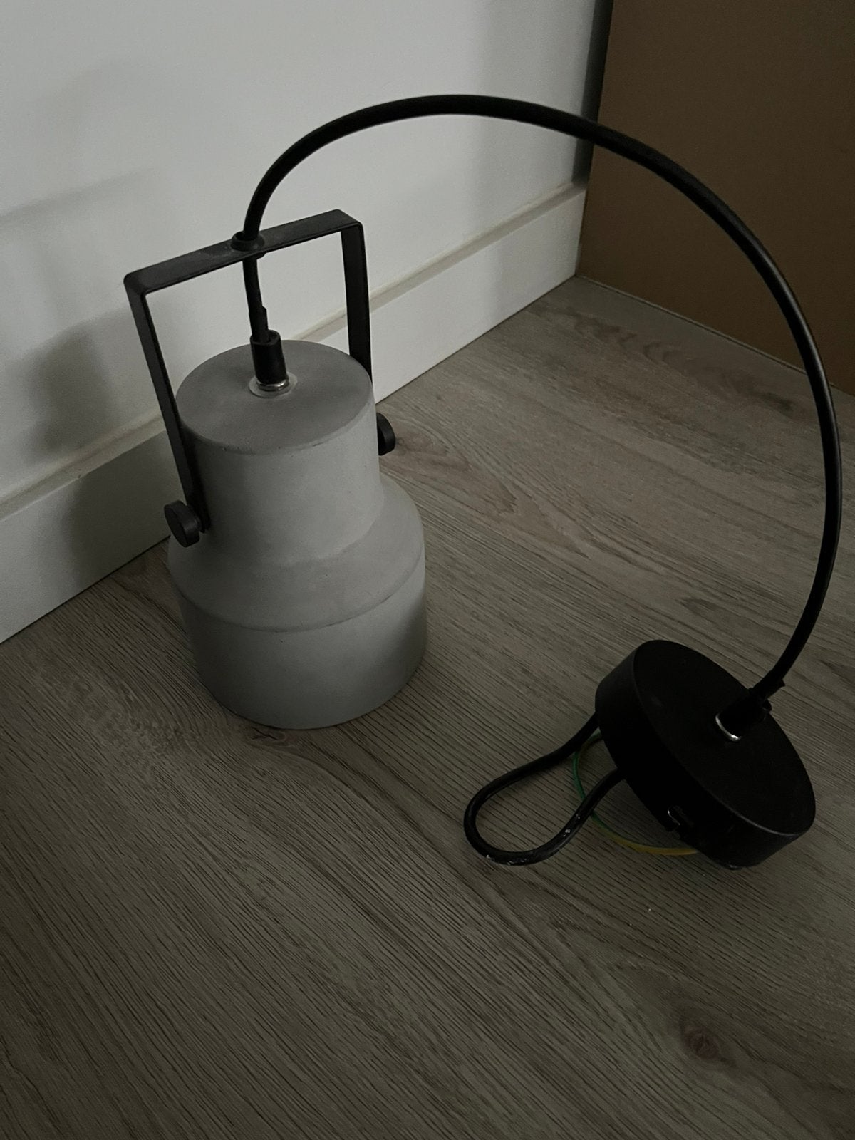 Betonnen lamp met ijzeren frame, Huis en Inrichting, Lampen | Hanglampen, Ophalen of Verzenden, Zo goed als nieuw