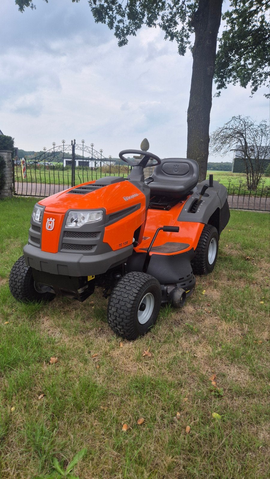 Foto 2 van Husqvarna TC138 zitmaaier zo goed als nieuw
