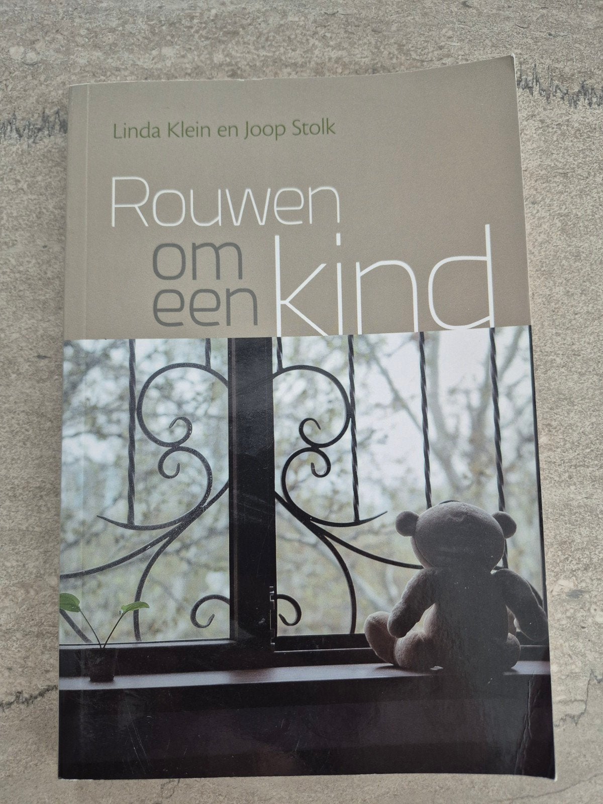 Rouwen om een kind - Linda Klein en Joop Stolk, Ophalen of Verzenden, Zo goed als nieuw, Linda Klein en Joop Stolk