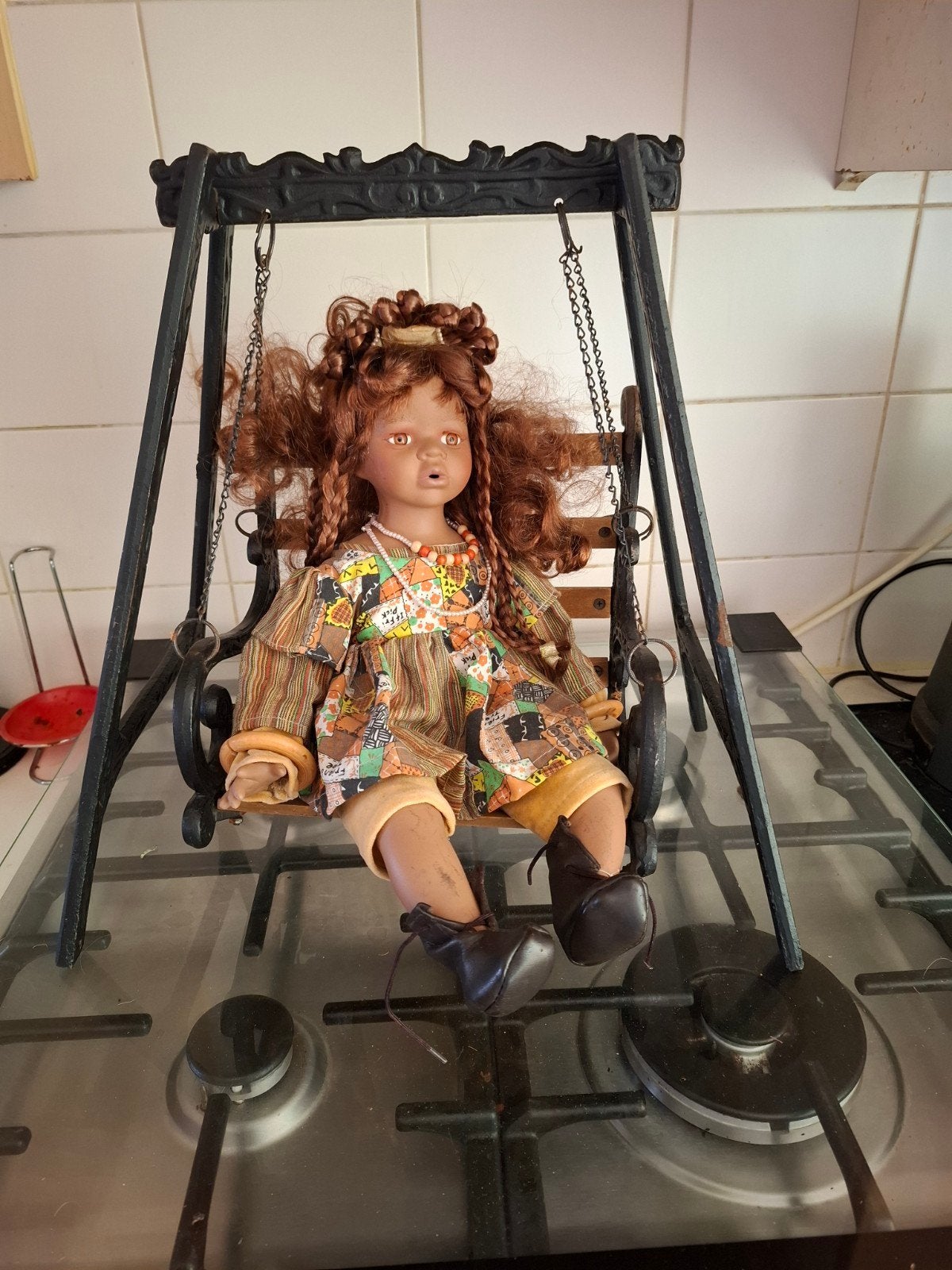 Tekoop mooie porseleinen poppen 0p schommel  van giet ijzer, Ophalen, Zo goed als nieuw, Pop