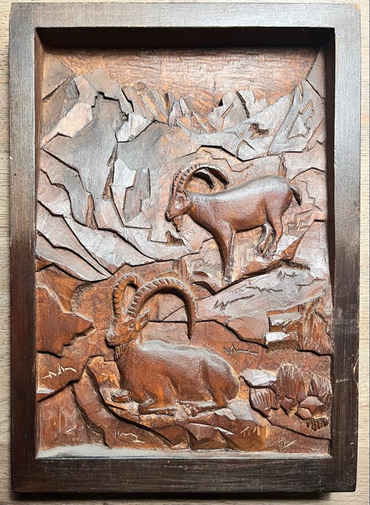 Houtsnijwerk met steenbokken - Wanddecoratie, Antiek en Kunst, Ophalen of Verzenden, Wanddecoratie, 20 - 50 cm, Hout