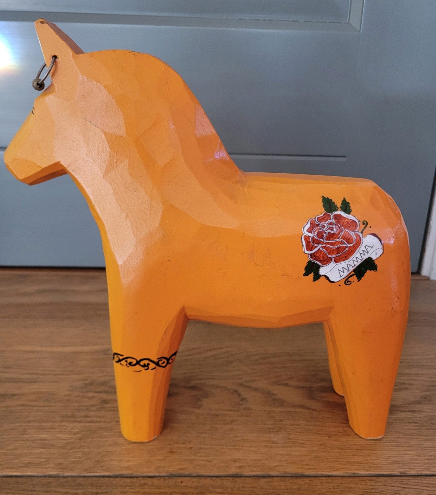 Vintage houten Ikea Dala-paard /oranje met tatoeage "Stolle", Ophalen of Verzenden, Beeld, Oranje, Hout